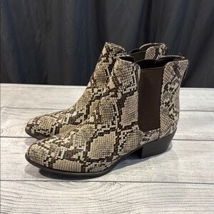 Women’s Espirit Snake Print Ankle Boot with Zipper Back size 8